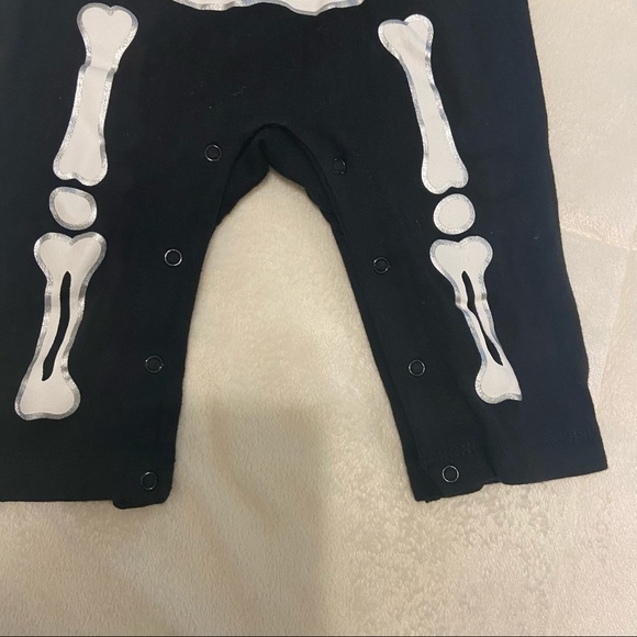 Infants 6-9M Black & White Long Sleeve Fun Skeleton Costume w/ Snap Legs, EUC - Picture 5 of 7